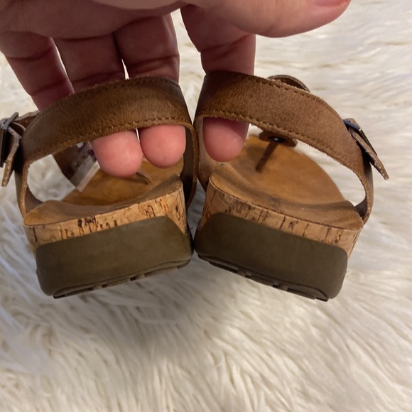 Bearpaw Sandals size 6 brand new with tags color light brown  (G8) - Picture 10 of 12
